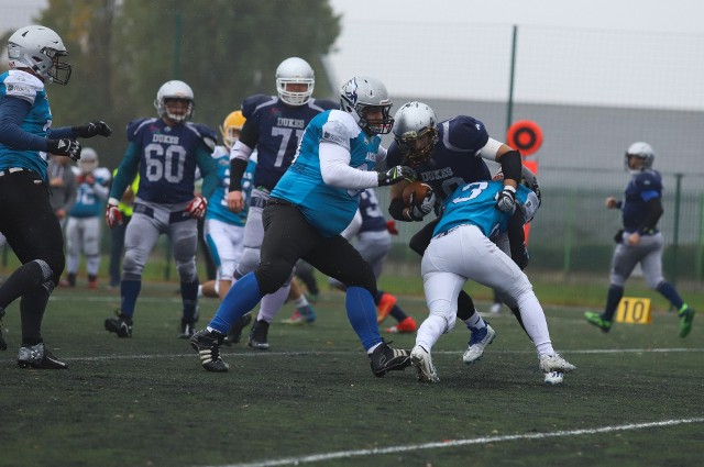 Futboliści amerykańscy Angels Toruń odnieśli zdecydowane zwycięstwo 37:0 nad litewską drużyną Dukes Kowno. Mecz był ćwierćfinałem play-off rozgrywek PFL9 - dzięki wygranej nasz zespół zapewnił sobie awans do półfinału. Zobacz na kolejnych stronach dużo zdjęć z sobotniego spotkania ->>Czytaj także:Elana wygrała po golu w ostatniej akcji! Mamy dużo zdjęć z meczu i trybun!Aneta Rygielska pokonała mistrzynię olimpijską! Torunianka powalczy o złoto mistrzostw Europy!Parkrun Toruń, czyli 5 km dla zdrowia. Mamy zdjęcia z biegu