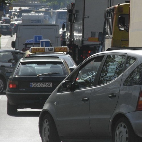 Ulica Tuwima w Słupsk - takie korki to na niej codzienność.