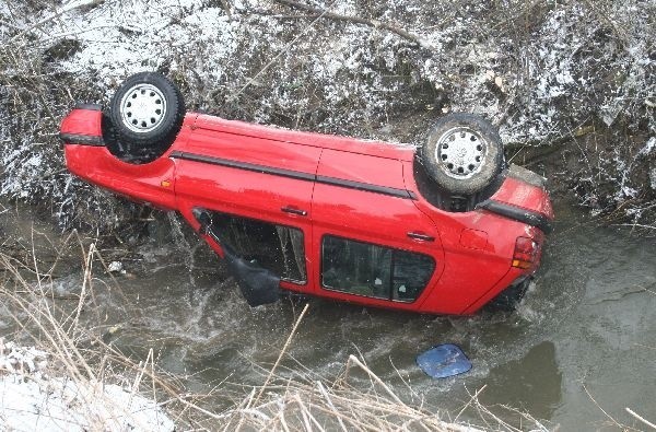 Golf wpadl do rzeki w PstrągowejKierująca volkswagenem golfem na luku drogi najprawdopodobniej stracila panowanie nad pojazdem, zjechala na pobocze i dachowala w przydroznej rzeczce. Kobiecie udalo sie wydostac z pojazdu o wlasnych silach.