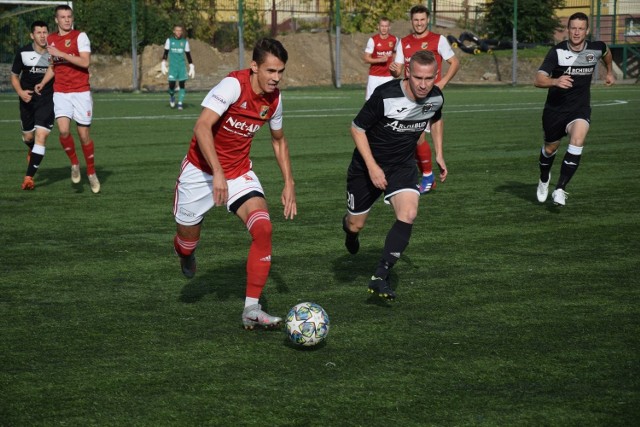 Bardzo ważne zwycięstwo w meczu 8. kolejki czwartej ligi odniosło Zamłynie Radom. Beniaminek pokonał na własnym boisku Wilgę Garwolin 4:2 (2:1). Goście przez większość spotkania grali w osłabieniu - najpierw w 10, po faulu bramkarza poza polem karnym, a potem w 9, gdy czerwoną kartkę za wulgarne słowa w stosunku do arbitra obejrzał. Mimo to goście ambitnie walczyli i nie poddali się. Ostatecznie jednak komplet punktów pozostał w Radomiu. - Cieszę się ze zwycięstwa. To  dla nas bardzo ważne punkty, ale w drugiej połowie nie zagraliśmy najlepiej. Musimy to przeanalizować, zwłaszcza, że graliśmy w przewadze dwóch zawodników - powiedział Marcin Sikorski, trener Zamłynia Radom. Dzięki zwycięstwu, Zamłynie zajmuje drugie miejsce w tabeli ze stratą czterech punktów do prowadzącej Mazovii Mińsk Mazowiecki. Obydwie ekipy zmierzą się ze sobą w następnej kolejce. Zamłynie Radom - Wilga Garwolin 4:2 (2:1)Daniel Barzyński 15, Mateusz Midzołek 33, 74, Dominik Woźniak 65 - Przemysław Alot 33, Sebastian Papiernik 66 (k). Zamłynie: Kołodziejski - Szary, Moskwa, Chudziński, Woźniak, Nowocień, Kubica, Lech, Midziołek, Barzyński, Szubiński oraz Prasek, Kołodziejczyk, Oparcik, Popiel, Bawor. Wilga (skład wyjściowy): Wasążnik - Kozikowski, Gac, S. Papiernik, Paszkowski, Talar, Piesio, Alot, Piotrowski, D. Papiernik, Sitarek. Czerwone kartki: Dawid Wasążnik (18. minuta, za faul poza polem karnym), Filip Gac (41. minuta, za wulgarne słowa do sędziego).