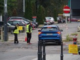 Studentów PŁ śpieszących się na zajęcia zaskoczył... zamknięty parking na terenie MOSiR. Trzeba będzie zapłacić