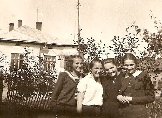 Cztery siostry Pleziówny przed swoim domem w Kołomyi w 1934...