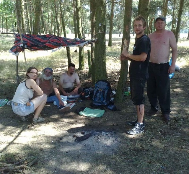 Dziadek, Marcin, Tomek i Piotrek to pierwsi woodstockowicze. Towarzyszym im Jola - koleżanka z Kostrzyna.