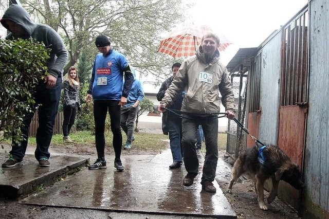 Bieg na Sześć Łap to inicjatywa, dzięki której schroniskowe psy oprócz dawki ruchu na świeżym powietrzu mają możliwość socjalizacji, która jest niezmiernie ważna przed adopcją do nowego domu.