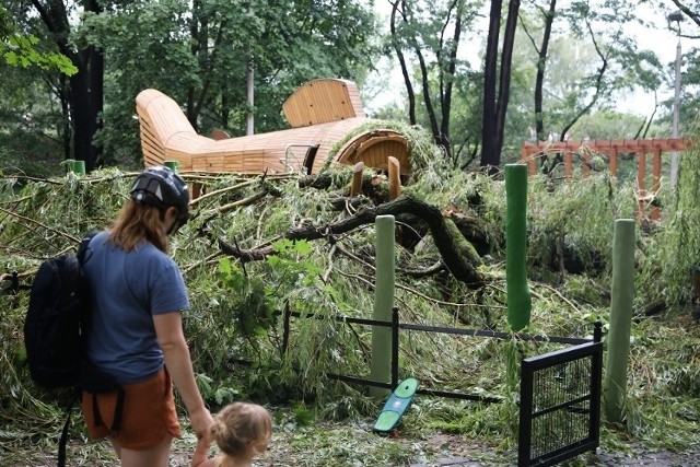 Tak wyglądał plac zabaw na plantach Nowackiego po lipcowej wichurze