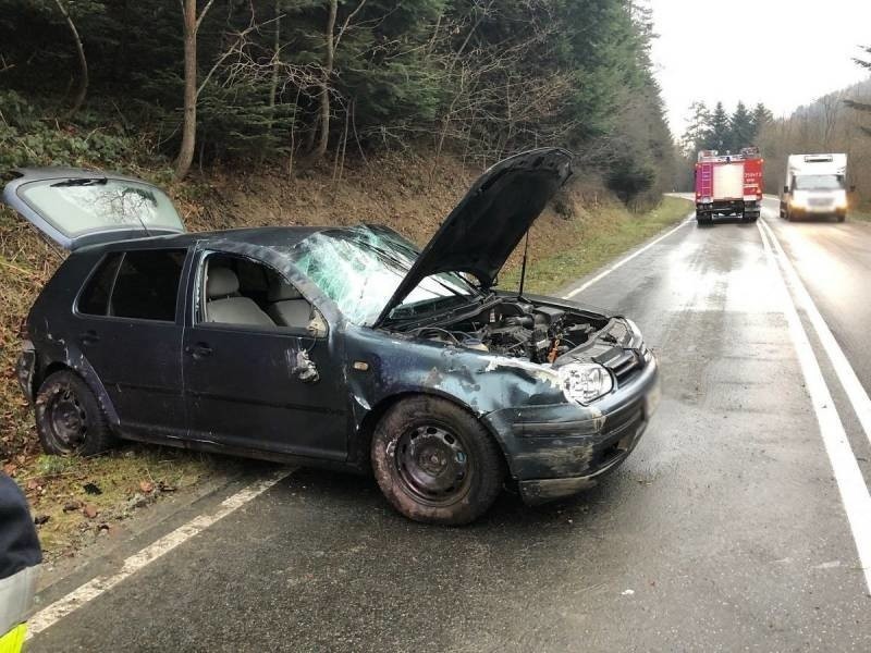 Florynka. Volkswagn golf rozbił się na drodze wojewódzkiej