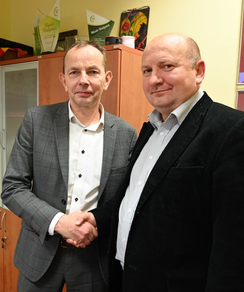 Nowy dyrektor Karol Kossakowski (po prawej) ze Zbigniewem...