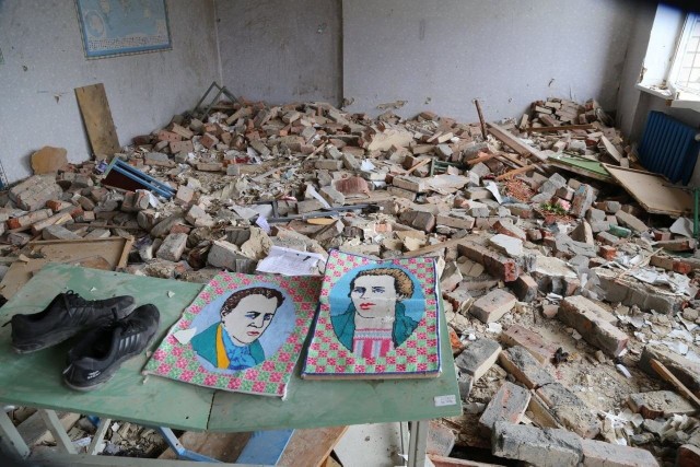 Na Ukrainie rośnie liczba zabitych i rannych cywilów. Na zdjęciu zniszczona szkoła w Kropiwni w obwodzie kijowskim, gdzie rosyjscy żołnierze urządzili swoją kwaterę