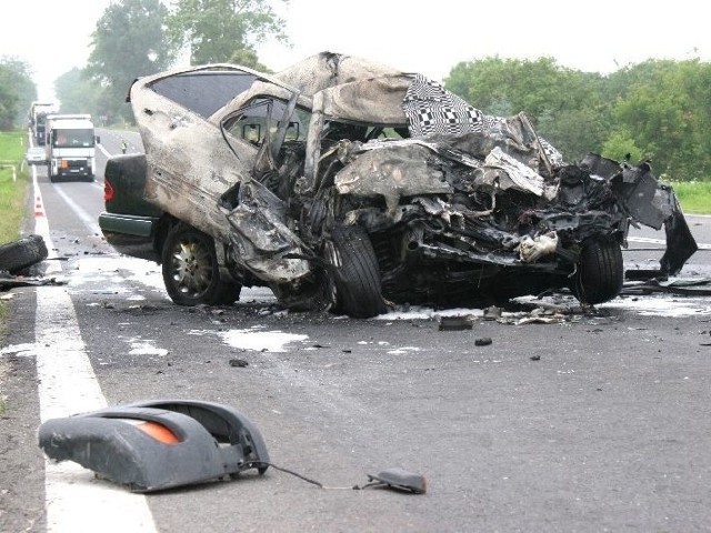 Wypadek w NowosielcachWypadek w Nowosielcach. Kierowca mercedesa splonąl po zderzeniu z tirem