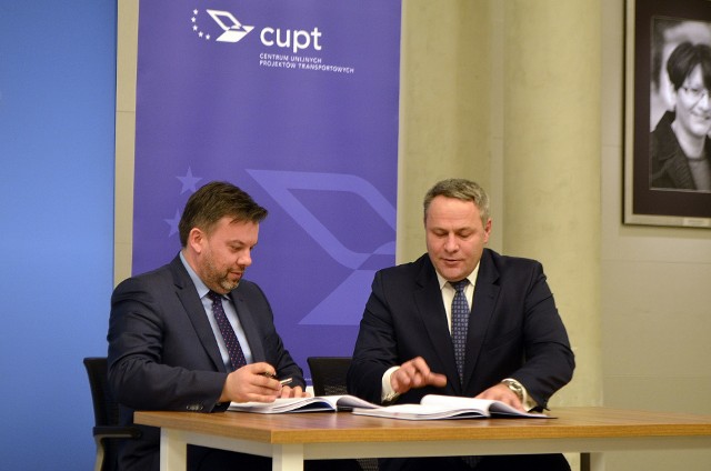 Dyrektor CUPT Przemysław Gorgol i prezydent Rafał Bruski finalizują dofinansowanie ulicy Grunwaldzkiej