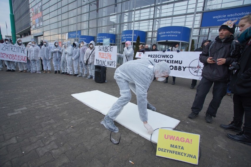 Kilkadziesiąt osób protestowało w sobotę przed wejściem na...