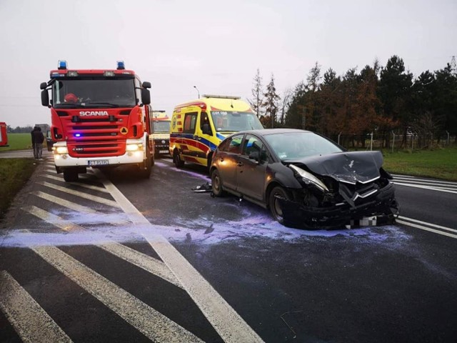 Jak informują strażacy z KM PSP Toruń, do wypadku doszło po godzinie 8. Trzy ranne osoby zostały zabrane do szpitala. Zobaczcie zdjęcia >>>>