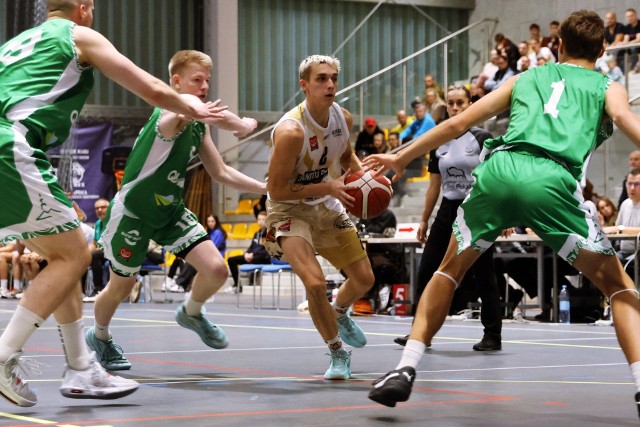 Koszykarze EIG CEZiB Kangoo Basket Gorzów (w jasnych strojach) ambitnie walczą na drugoligowych parkietach.