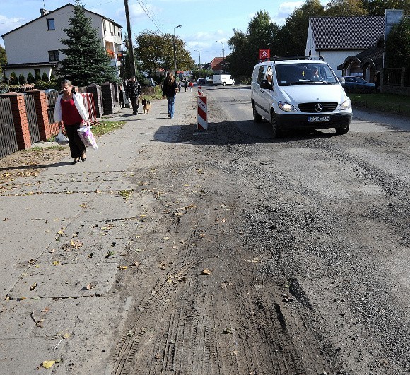 Mieszkańcy Bezrzecza już od pięciu lat na dojazdowej do Szczecina ulicy Koralowej ciągle napotykają roboty drogowe. To bardzo utrudnia ruch. A rano i wieczorem właśnie w tym miejscu tworzą się gigantyczne korki.