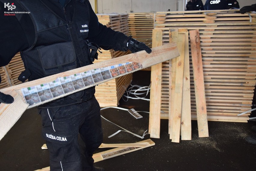 Funkcjonariusze pomorskiej KAS i CBŚP z Gdańska zatrzymali kontener, w którym ukryto ponad 3 mln papierosów. Przypłynęły z Rosji