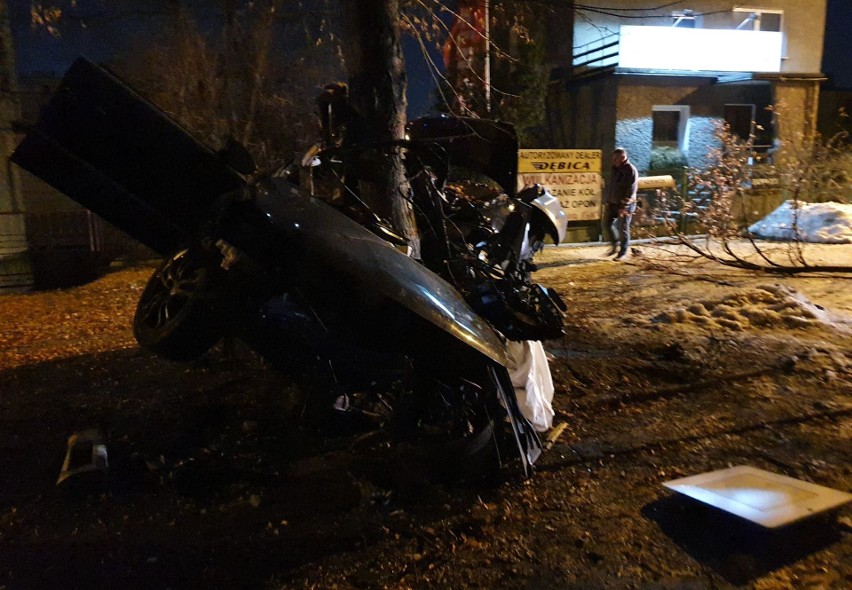 Na ul. Glinianej samochód osobowy uderzył w drzewo. Nie żyje dwóch mężczyzn