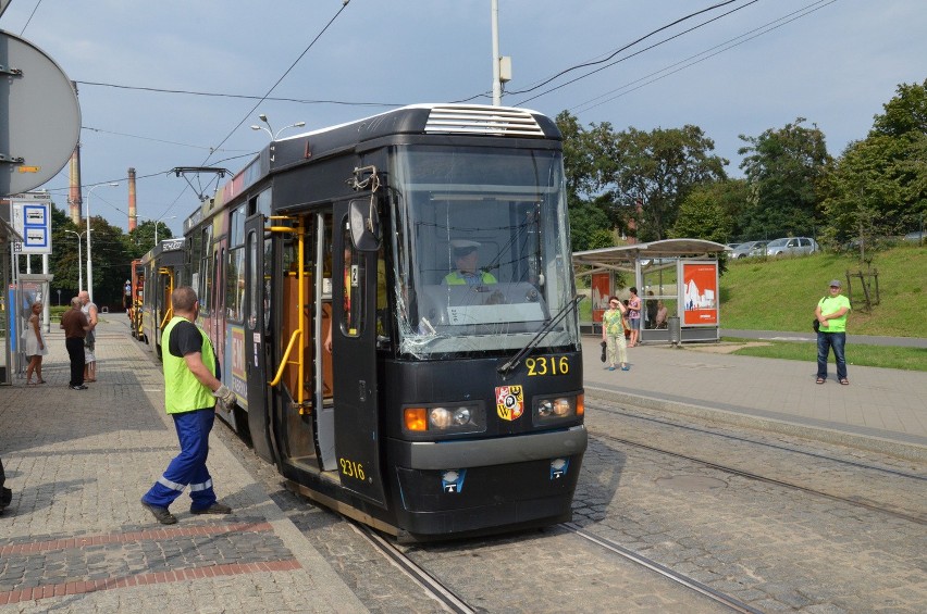 Wypadek tramwajowy przy Dworcu Nadodrze. Zderzyły się dwa wozy MPK