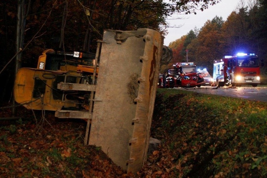 Wypadek na dk nr 94. Osobówka zderzyła się z autobusem