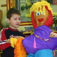 Dzieci z Publicznego Przedszkola nr 2 w Łomży wykonały Marzannę z kolorowej bibuły i tradycyjnego chochoła