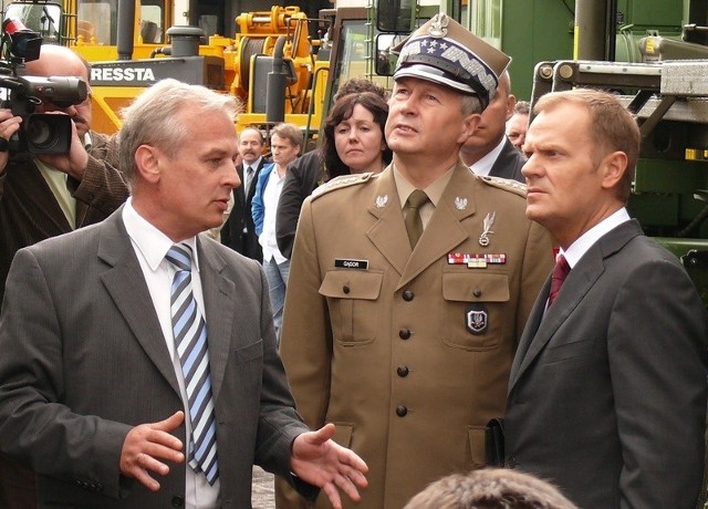 Premier Donald Tusk, szef sztabu generalnego MON generał Franciszek Gągor i prezes huty Krzysztof Trofiniak przy produkcji wojskowej.