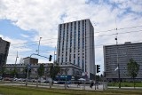 Wieżowiec w centrum Katowic z nową elewacją. Zniknęły żółte płyty ZDJĘCIA