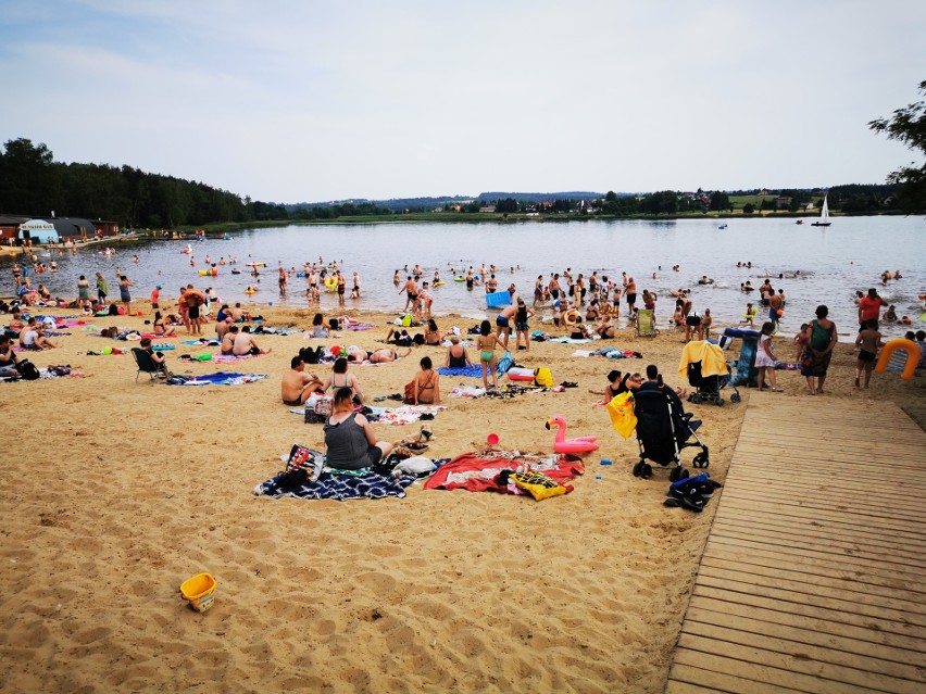 Trzebinia. Plażowanie, grillowanie i pływanie nad Chechłem jest niezwykle popularne. Zabrakło miejsc parkingowych [ZDJĘCIA]