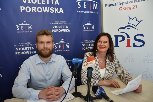 Posłanka Violetta Porowska i Tobiasz Gużda z PiS zorganizowali w Opolu konferencję prasową w ramach akcji "Sprawdzamy Tuska".
