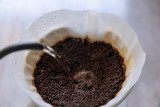 Kawa wypita? A co z fusami? Lepiej zrób z nich peeling, niekoniecznie stosuj w ogrodzie. Obalamy mity na temat kawowych resztek
