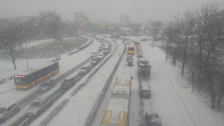 Wrocław zaskoczony zimą. Ulice i chodniki jak lodowisko (ZDJĘCIA)