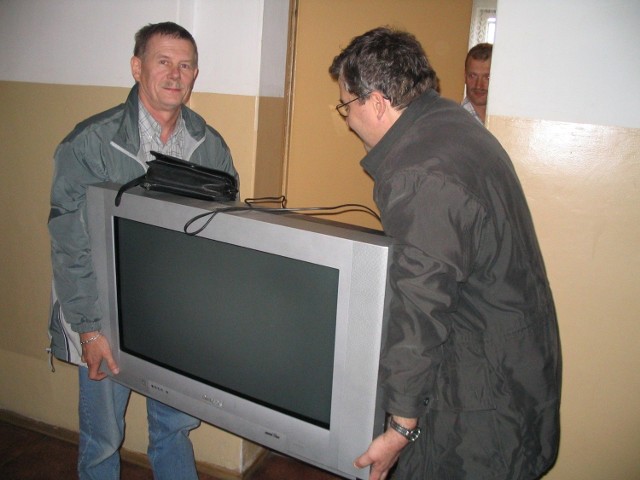 Ryszard Dzikowski ze Szczecina (na zdjęciu z lewej) po 2,5 roku odzyskał skradziony telewizor. - Jestem bardzo zaskoczony, nie spodziewałem się tego - mówi. - Ten telewizor to tylko jedna ze skradzionych mi rzeczy, w sumie straciłem sprzęt na 30 tys. zł.