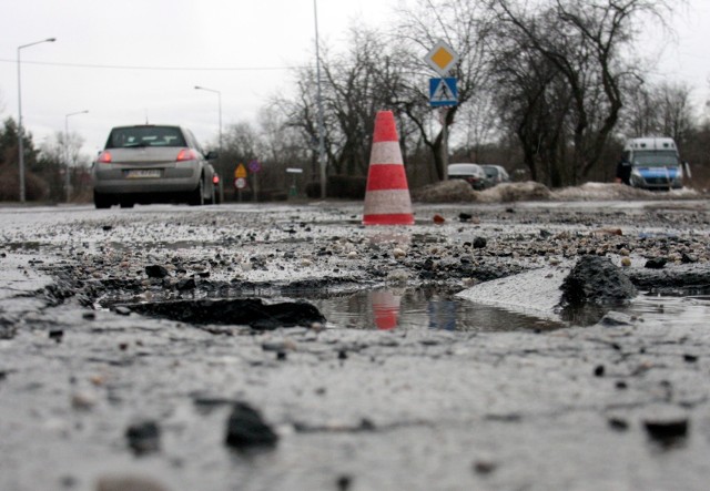 Coś stuka i puka w twoim aucie? Na tych drogach szybko zdiagnozujesz co jest nie tak z zawieszeniem! Poniemiecka kostka łatana asfaltem, torowiska po których już od dekad nie jechał tramwaj, a zostały ułożone przed wojną. Generalnie, wspomnienie po dawnym Breslau. To wszystko obraz najgorszych ulic w centrum miasta. Czy w XXI wieku uda się samorządowcom uporządkować wyboiste ulice z brukiem sprzed kilkudziesięciu lat i śladami pseudonapraw?Gdzie jest najgorzej we Wrocławiu? Przejdź do kolejnych slajdów posługując się strzałkami lub gestami na telefonie komórkowym.