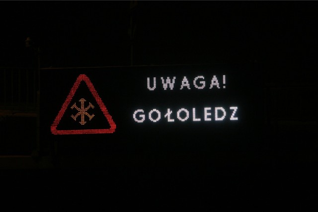 13.12.2010 chorzow drogowa trasa srednicowa uwaga gololedz znak drogowa trasa srednicowa uwaga gololedz znak zima dts fot. marzena bugala/polskapressse