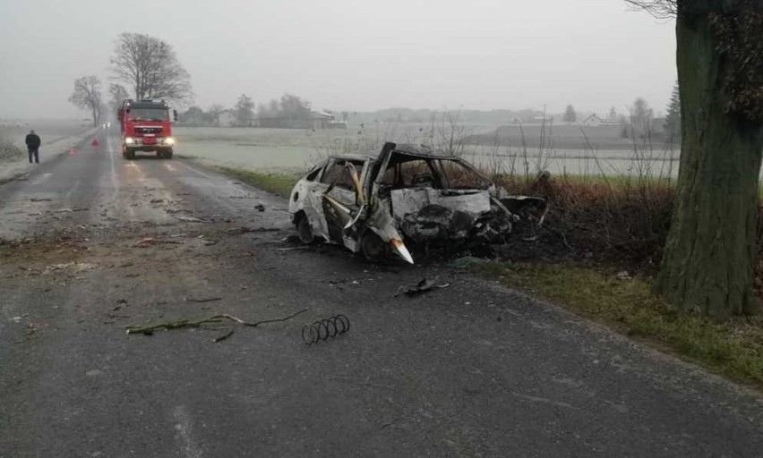 Na miejscu działały dwa zastępy straży pożarnej. Po...