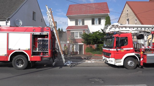 Do bardzo groźnego pożaru doszło w niedzielę (4.07) w Szubinie niedaleko Bydgoszczy.- Zgłoszenie otrzymaliśmy o godzinie 17.19 - informuje oficer dyżurny Komendy Powiatowej Państwowej Straży Pożarnej w Nakle. - Przy ul. Nakielskiej palił się dom jednorodzinny.Strażacy ewakuowali ze środka sześć osób. Jak się dowiadujemy, jedna z nich była nieprzytomna, odwieziono ją do szpitala; jej stan nie jest znany.Nie wiadomo na razie, co było przyczyną pożaru.