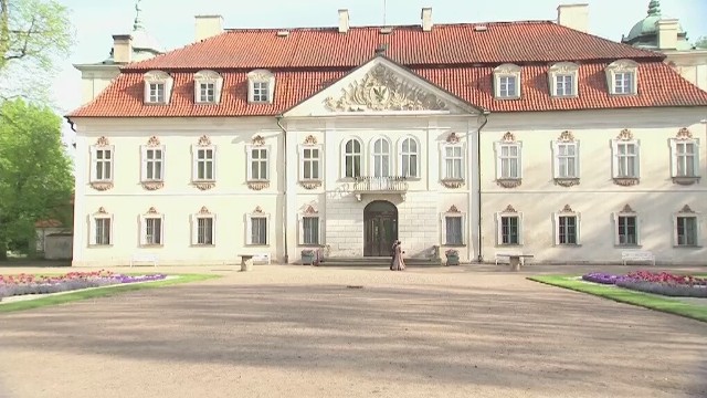 Pałac Radziwiłłów w NieborowieMeble, zastawy i depracje - wszystko wewnątrz pałacu jest tak, jak dawniej, gdy mieszkała tu szlachecka rodzina Radziwiłłów