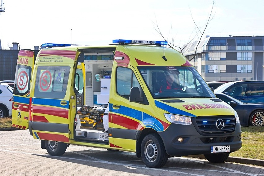 Nowy ambulans z wyposażeniem karetki medycznej typu S,...