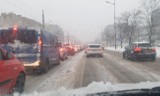 Łódź zasypana śniegiem. Brygida uderzyła w Polskę. Nadchodzi mróz, tworzą się korki ZDJĘCIA 