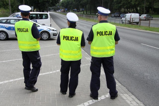 Policjanci apelują do kierujących o jazdę zgodną z przepisami i dostosowywanie prędkości do warunków panujących na drodze.