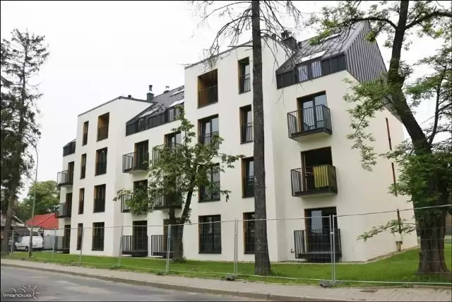 W połowie 2020 roku Miasto Limanowa postawiło blok z 22 mieszkaniami. Budynek znajduje się przy ul. Fabrycznej 4. Jego budowa ruszyła w lutym 2019 roku w ramach programu „Mieszkać w LimaNowej”. Koszt inwestycji zamknął się w kwocie 3,9 mln zł
