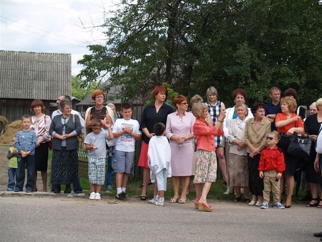 Kilkudziesięciu mieszkańców Sielunia oklaskiwało dzisiejszych bohaterów.