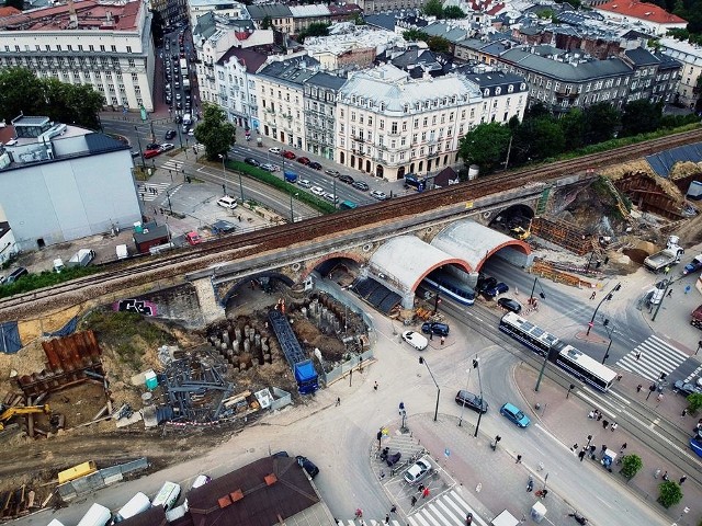 Prace - związane z dobudową torów dla SKA trwają z kolei w rejonie Hali Targowej