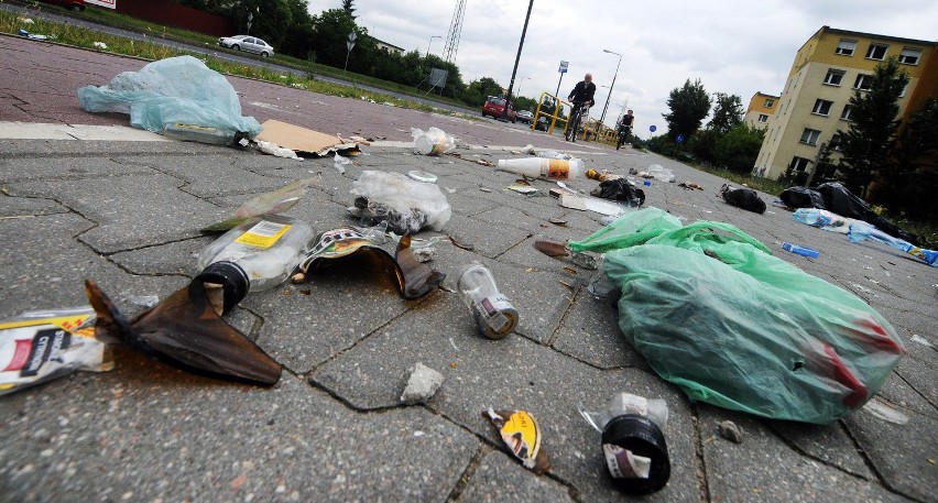 Skandal pod śmietnikiem. Bydgoszczanie są oburzeni