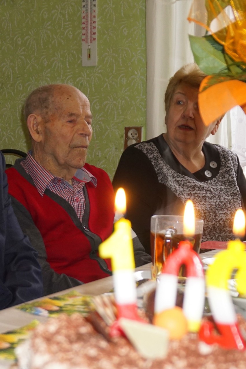 Stanisław Kulawik z Chechła ma już 102 lata. Jest uśmiechnięty i uwielbia żartować