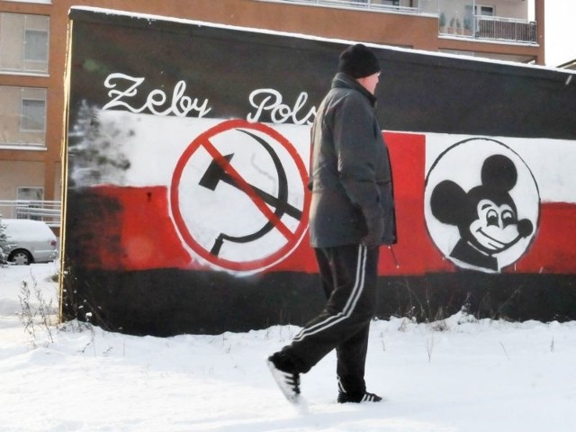 Pan Gabriel uważa, że sierp i młot na ścianie psują dobry wizerunek klubu żużlowego.