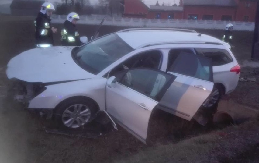 Auto wypadło z drogi krajowej w Słomnikach. Cztery osoby poszkodowane 