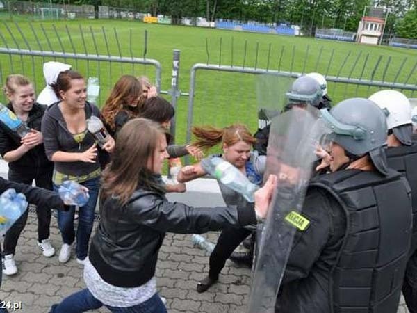 Podobne sceny jak z środowych ćwiczeń rozegrały się na szczecineckim stadionie kilka lat temu podczas meczu Darzboru Szczecinek i Floty Świnoujście. 