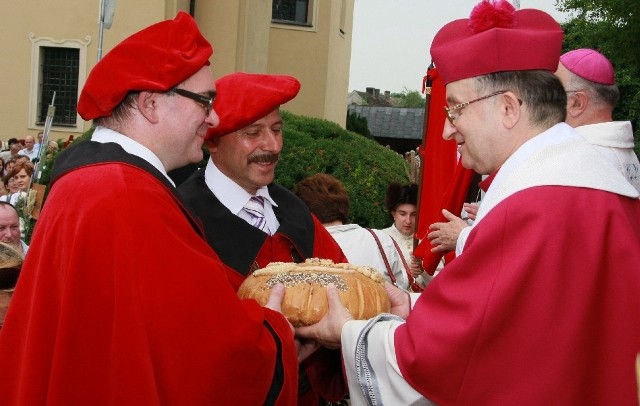 Pod koniec uroczystości biskupi podzielili chleb między przedstawicieli zakładów pracy. Jeden z okazałych bochnów bp. diecezjalny Stefan Regmunt wręczył rzemieślnikom z Cechu Międzychodzko-Drezdeneckiego.