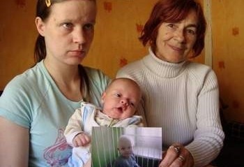 Mama Wiesława, babcia Irena i młodszy braciszek Filipek czekają na powrót Marcinka ze szpitala. I boją się, co wtedy będzie.