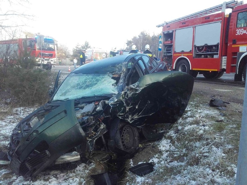 Wypadek w Niestachowie. Volkswagen passat zderzył się z ciężarówką. Trzy osoby w szpitalu