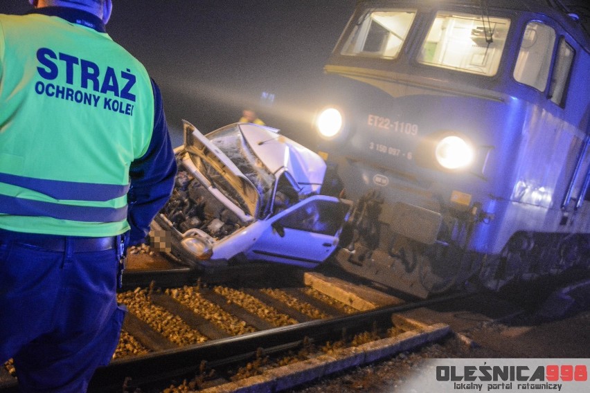 Wypadek pod Oleśnicą. Pociąg zmiażdżył auto osobowe (ZDJĘCIA)